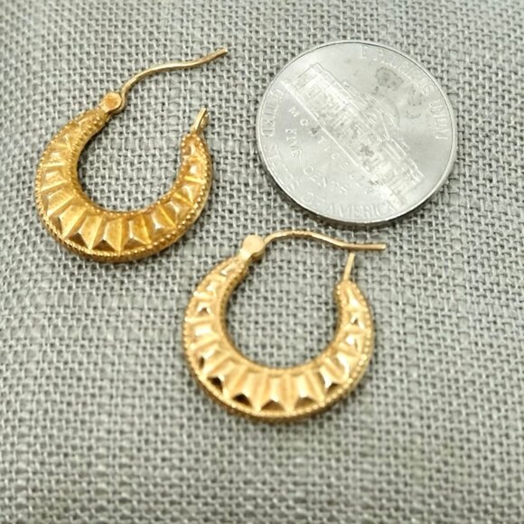 SOLID 10K YELLOW GOLD DIAMOND CUT TAPERED HOOP EARRINGS~1.994 GRAMS - Picture 5 of 6